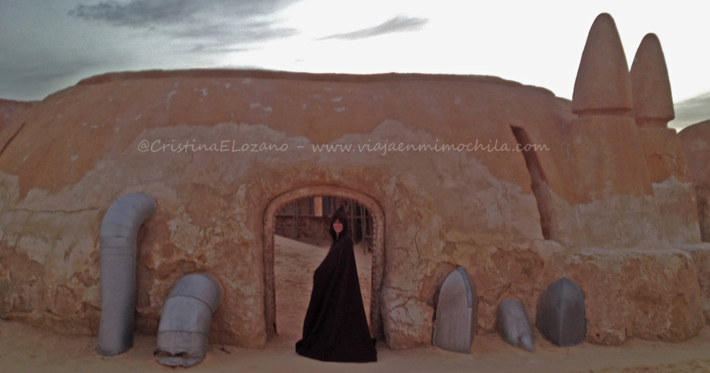 Bella jedi a la puerta de La Cantina de Tatooine. Diserieto del Sahara (Tunez)