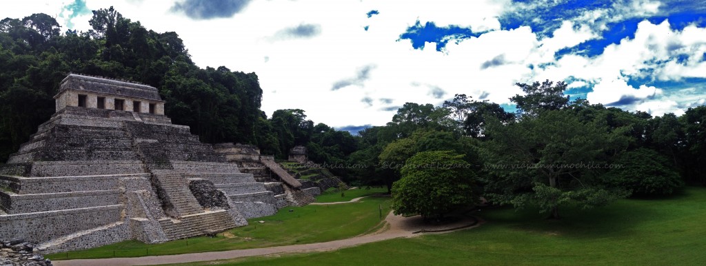 Templo de las Inscripciones de Palenque visto desde el Palacio (Chiapas - México)