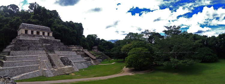 Templo de las Inscripciones de Palenque visto desde el Palacio (Chiapas - México)