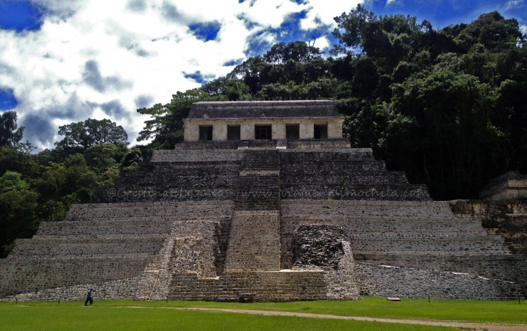 Vista frontal de la entrada al Templo de las Inscripciones del Palenque (Chiapas - México)