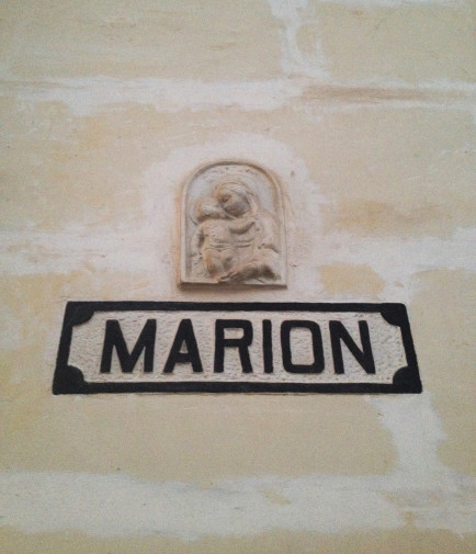 Virgen en una puerta de Valletta (Malta)