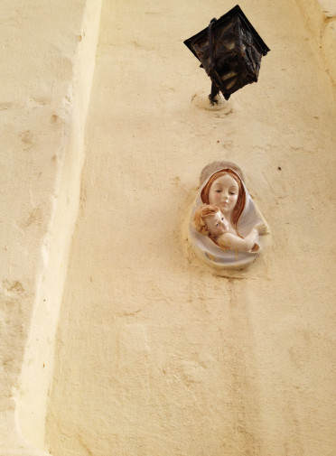 Virgen en una puerta de Valletta (Malta)