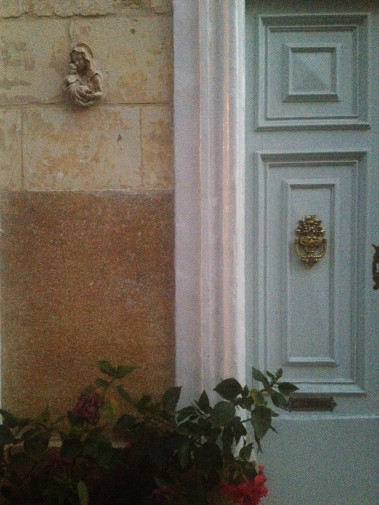 Virgen en una puerta de Valletta (Malta)
