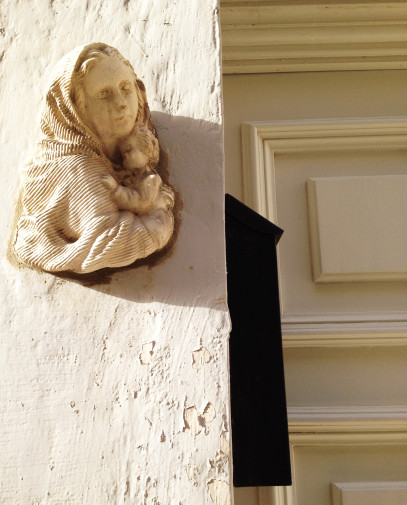 Virgen en una puerta de Valletta (Malta)