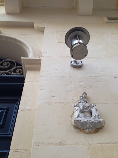 Virgen en una puerta de Valletta (Malta)
