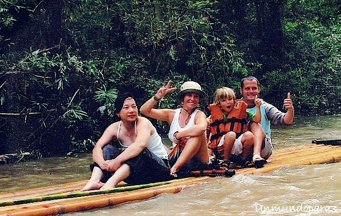 Álvaro haciendo rafting con su familia cerca de Chiang Mai (Tailandia)