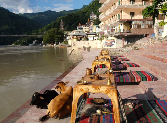 El Ganges a su paso por Rishikesh (India)