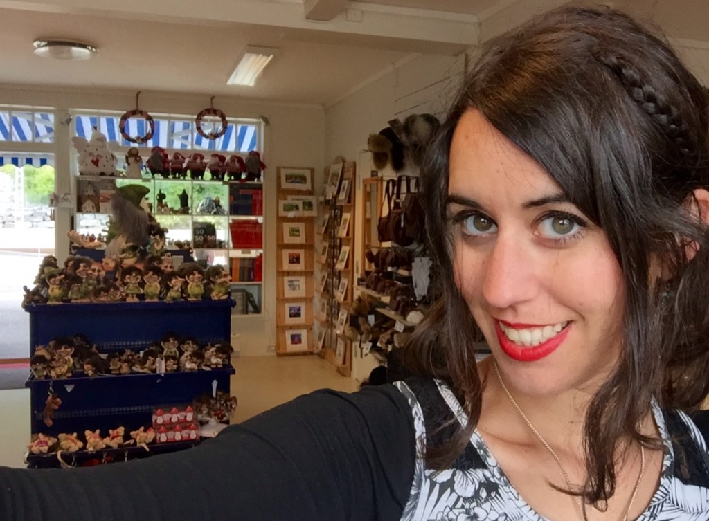 Cristina E. Lozano en la Voss Train Station Souvenir Shop