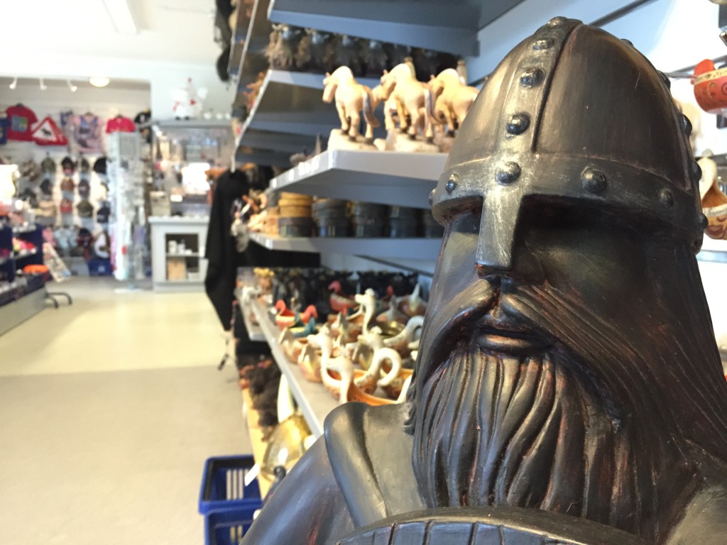 Vikingo en la Voss Train Station Souvenir Shop