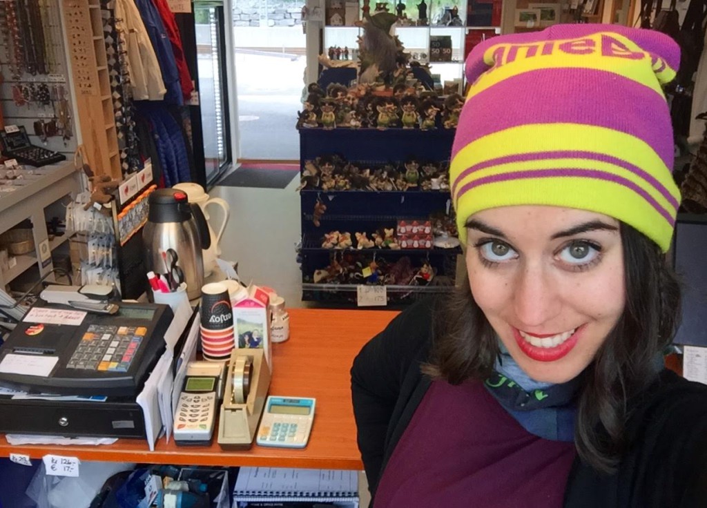 Cristina E. Lozano en la Voss Train Station Souvenir Shop