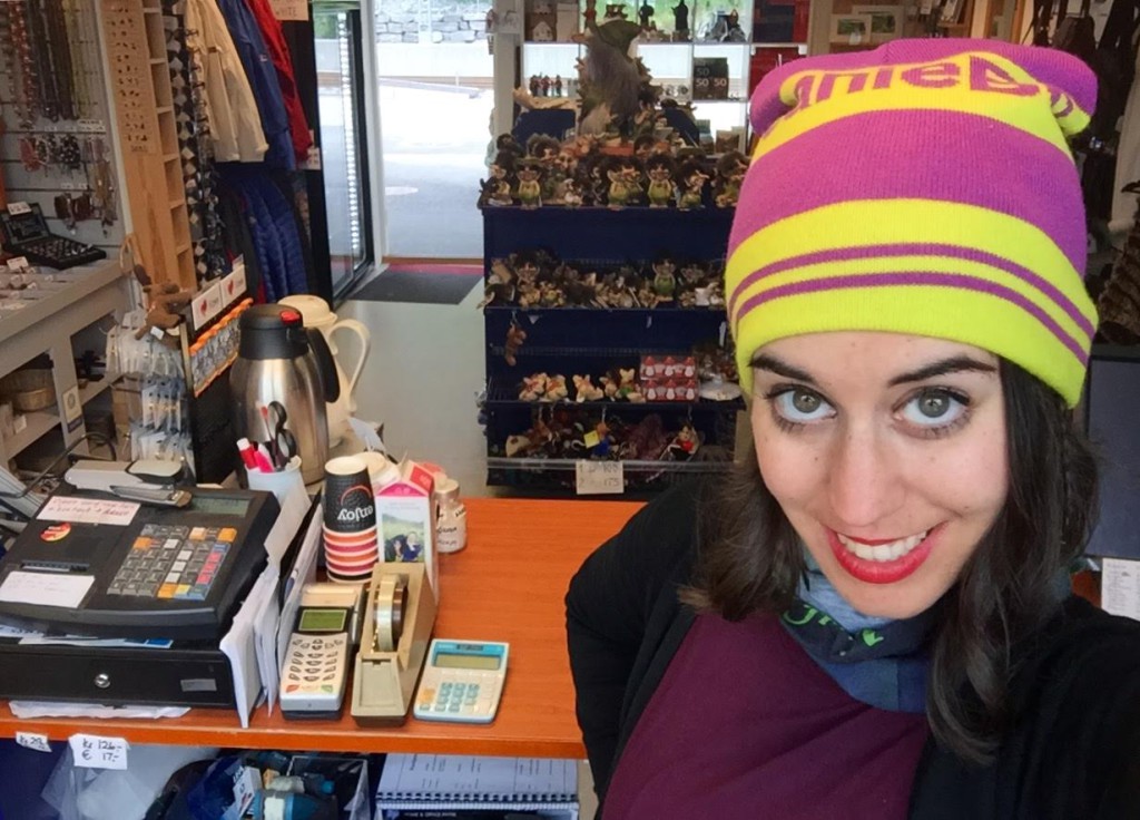 Cristina E. Lozano en la Voss Train Station Souvenir Shop