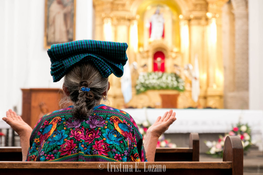 Indígena rezando en Guatemala (Centroamérica)