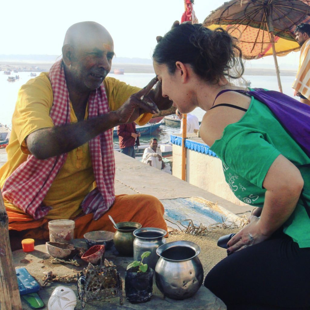 Bendición de un brahman junto al Ganges en Benarés - Varanasi (India)