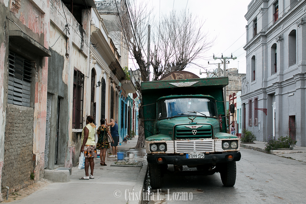 Guía rápida de Cuba- una calle de Cienfuegos, Cuba